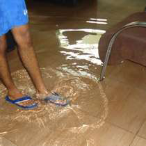 Ver a água invadindo a sua casa.